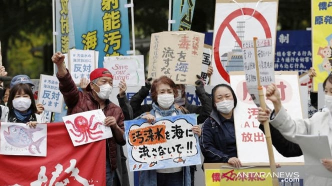 Warga berunjuk rasa mengecam keputusan Pemerintah Jepang untuk membuang air limbah radioaktif yang terkontaminasi dari pembangkit listrik tenaga nuklir Fukushima Daiichi ke laut.