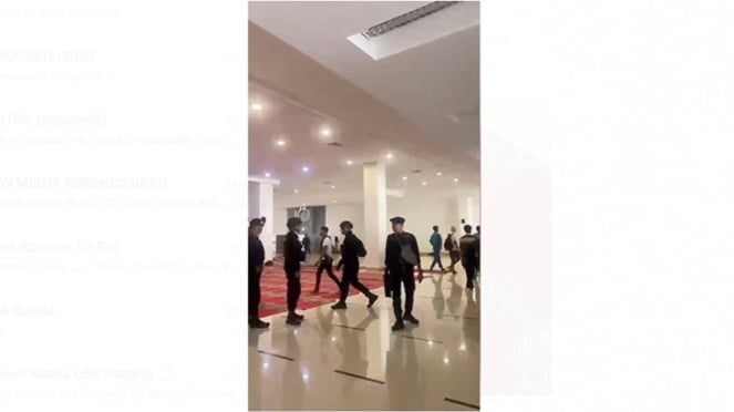 Polisi bersepatu masuki area Masjid Raya Sumbar