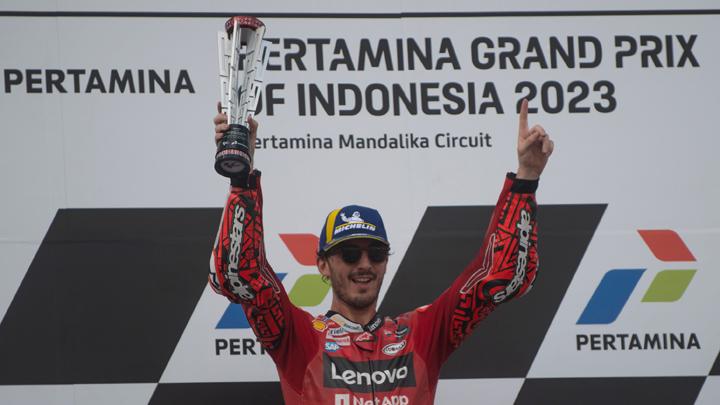 Juara MotoGP Mandalka itu dianugerahi Pusaka Keris yang merupakan simbol keunggulan dan warisan budaya.